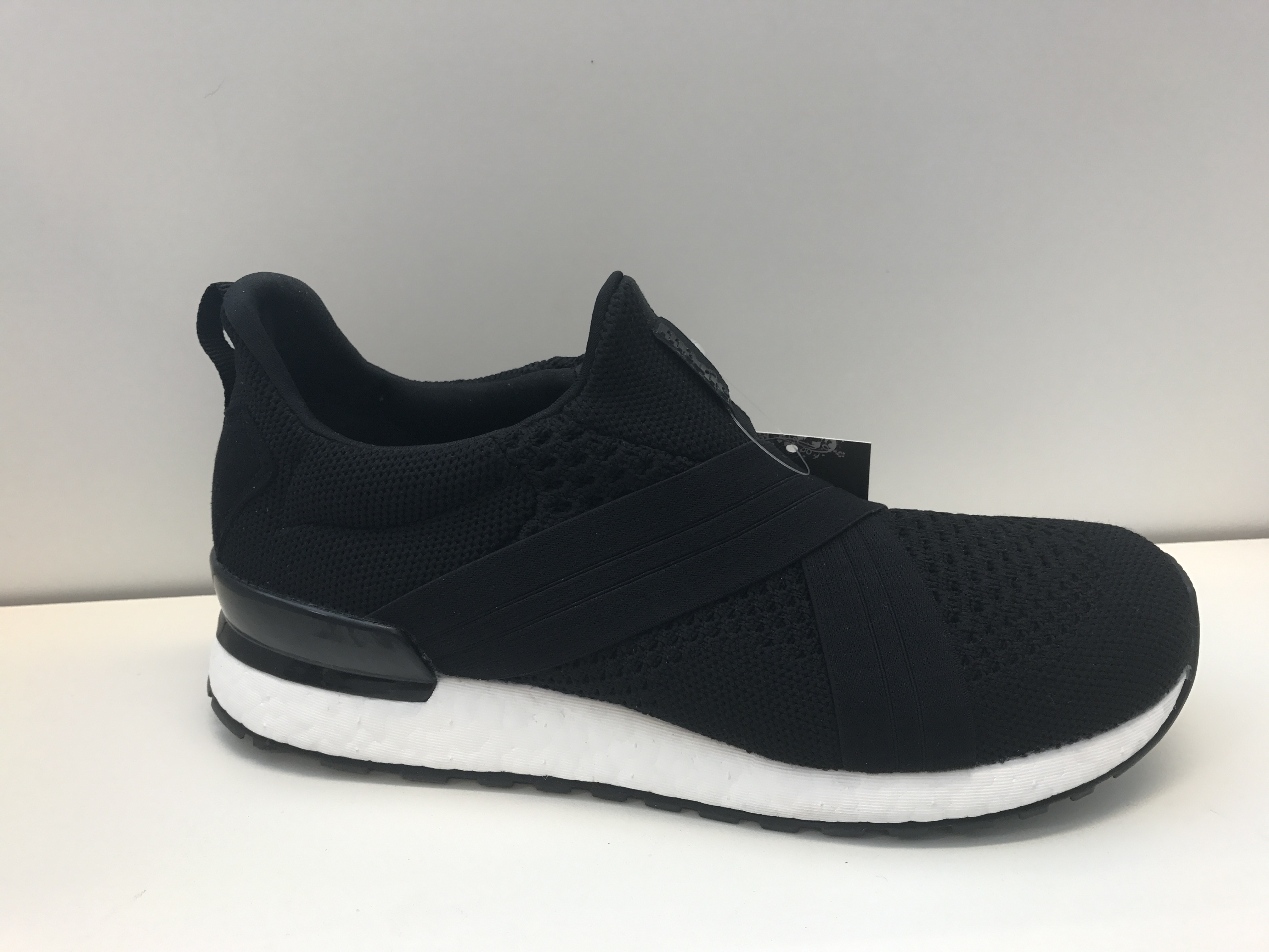 svarta sneakers vit sula svarta sneakers vit sula
